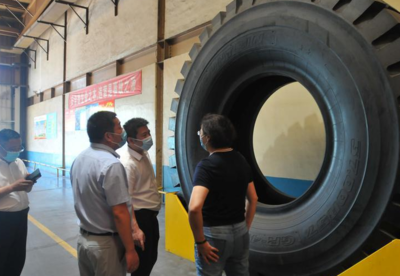 跟著服務專員跑企業(yè)|“加我微信，有困難我們一起解決” ——煙臺市財政局服務專員把政策服務資金送工廠進車間業(yè)務培訓